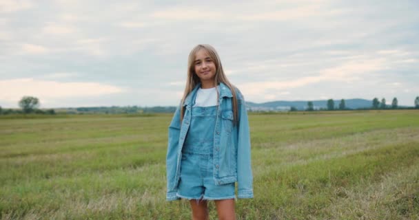Portrét Krásné Spokojené Dvanáctileté Dívky Dlouhými Blond Vlasy Džínovém Oblečení — Stock video