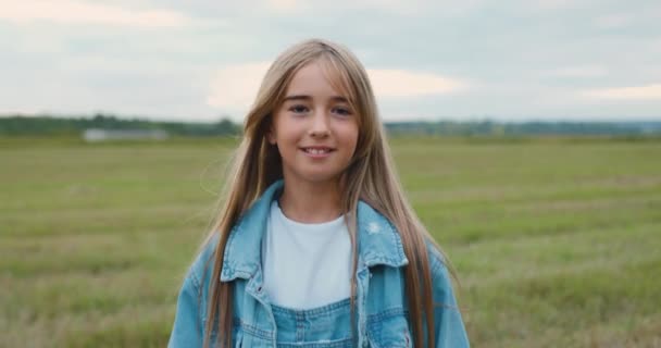 Attraktives Lebensfrohes Modernes Jähriges Mädchen Mit Langen Blonden Haaren Trendiger — Stockvideo