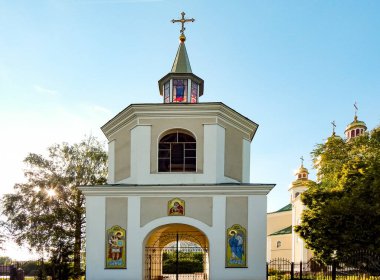 Kilisenin kubbesinde mavi gökyüzünde parlayan, tapınağın kemerli girişinde.