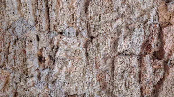 Terrakotta stuckaturvägg. Bakgrund textur smuts med mossa — Stockfoto