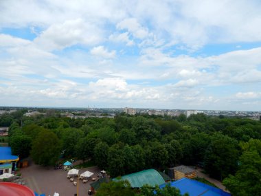 Dönme dolap ve hız treniyle lunaparkın en üst manzarası.