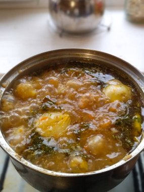 Buharlı tencerede çorba kaynıyor. yakın plan