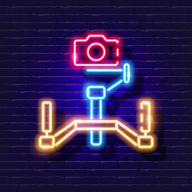 Steadicam neon ikonu. Kamera dengeleyicisi ışık saçıyor. Fotoğraf ve video konsepti. Tasarım, web sitesi, dekorasyon ve çevrimiçi mağaza için bir tabelanın vektör illüstrasyonu