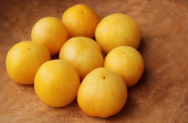 Tahta bir masada bir sürü sarı domates, taze organik sebzeler taze hasat edilmiş. Yiyecek konsepti.