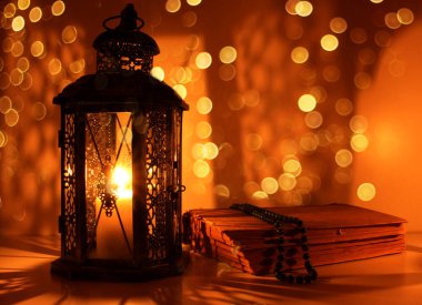 Süslü Arap feneri. Geceleri yanan mum ve parıldayan altın bokeh ışıkları. Kutlama kartı, Müslümanların kutsal ayı Ramazan Kareem için bir davetiye. Karanlık ba kuyusu. Ramazan Kareem kavramı.