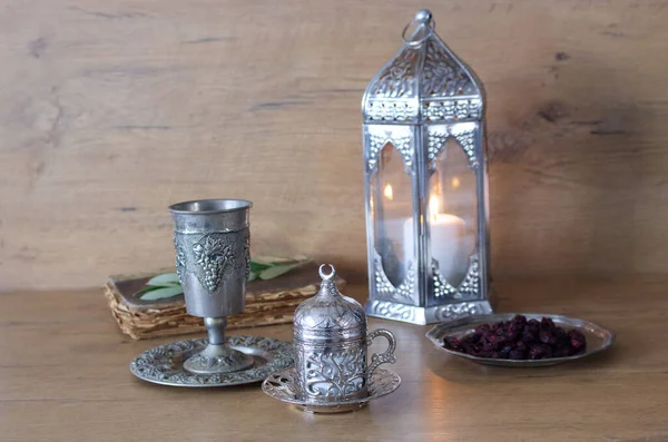 一杯银色的装饰茶 在桌子的背景上点亮摩洛哥灯笼 Iftar晚餐 Ramadan Kareem问候卡 开斋节穆斯林假日 — 图库照片