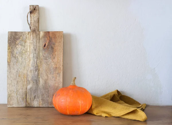 Herbstliches Stillleben Orangener Kürbis Mit Holzhackbrett Der Küche Mit Sonnenlicht Stockbild