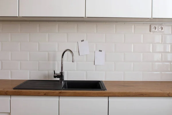 Moderní Kuchyně Prázdné Papírové Karty Mock Lepené Bílé Dlaždice Zdi — Stock fotografie