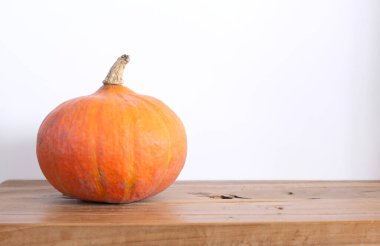 Sonbahar kompozisyonu. Portakal kabağı ön planda. Sonbahar, Cadılar Bayramı ve Şükran Günü tasarımı. Yan görünüm sonbahar kavramı.