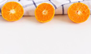 Kırmızı portakallar beyaz arka planda izole edilir. Gıda geçmişi, sağlıklı yiyecekler, detoks, üst görünüm düz tasarım..