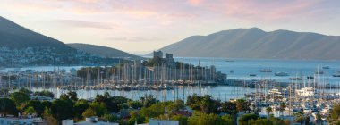 Aziz Peter Şatosu 'nun panoramik manzarası ve Bodrum, Türkiye' deki marina, sabah gündoğumunda.