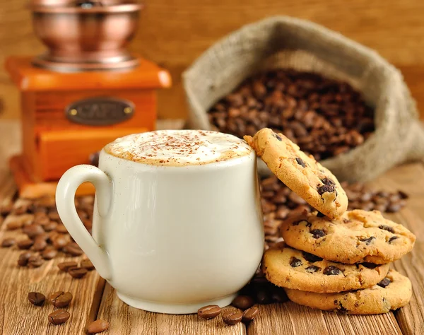 Coffee with foam and biscuits — Stock Photo, Image