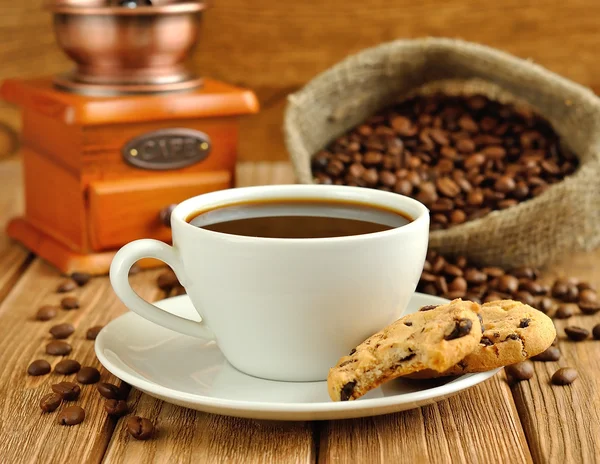 Kaffe i en vit kopp och cookies — Stockfoto