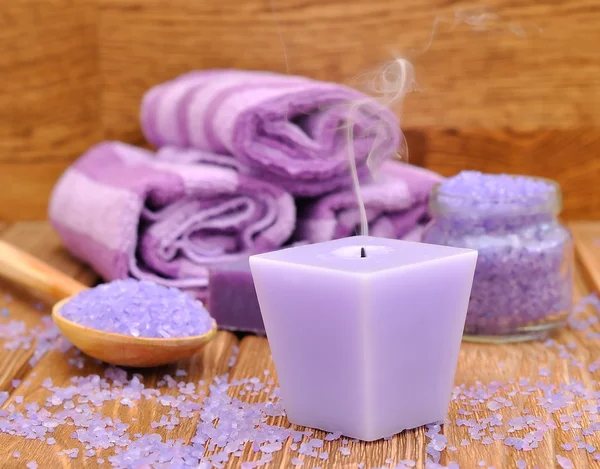 紫色蜡烛和海盐 — 图库照片