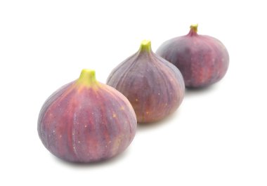 Beyaz arkaplanda incirler