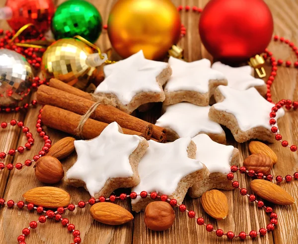 Biscoitos estrela de Natal com canela — Fotografia de Stock