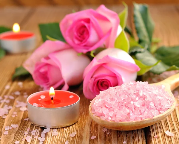 Rosen, Meersalz und Kerzen — Stockfoto