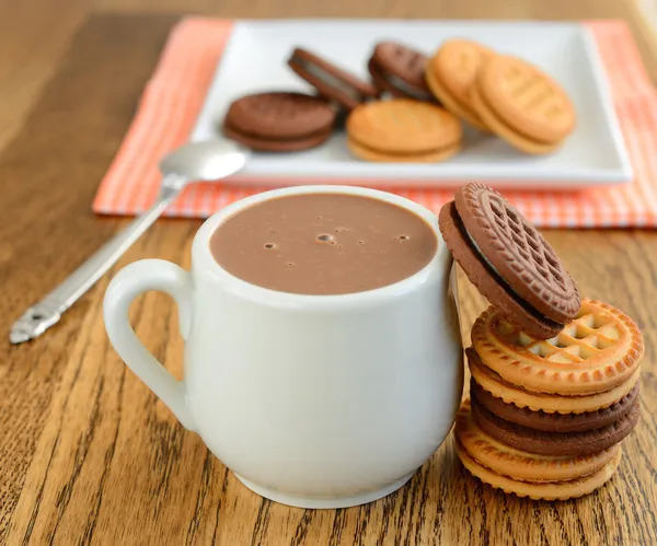 Horká čokoláda a soubory cookie — Stock fotografie