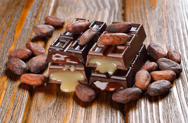 Çikolata ve kakao çekirdeği. — Stok fotoğraf