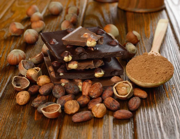 Шоколад з фундуком — стокове фото