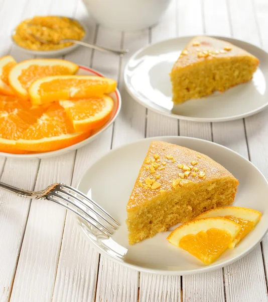 Апельсиновый торт на белом столе — стоковое фото