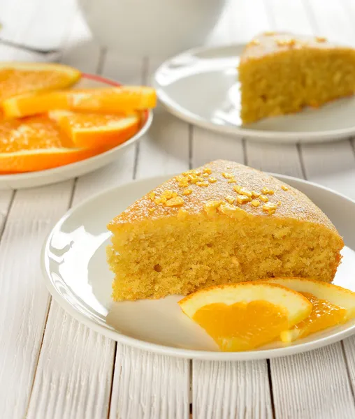 Pastel de naranja en una mesa blanca — Foto de Stock