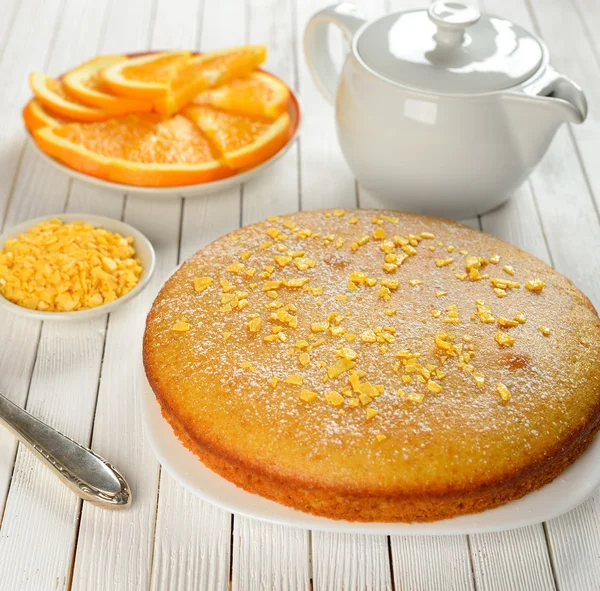 Torta arancione su un tavolo bianco — Foto Stock