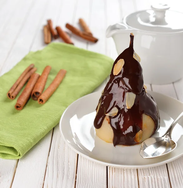 Poire avec sauce au chocolat — Photo