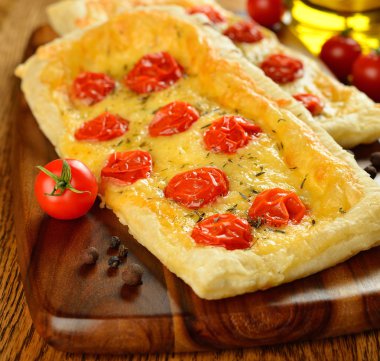 peynir ve domates ile tart