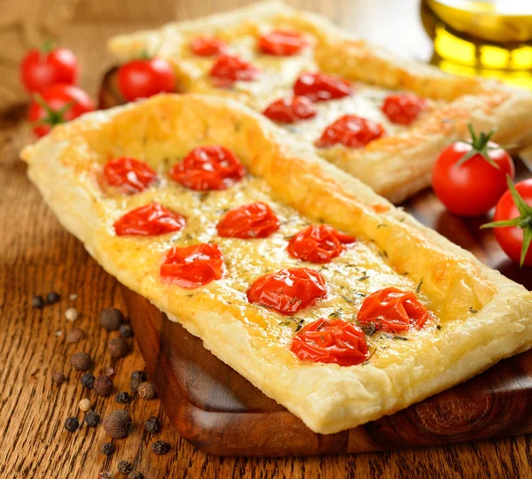 Torte mit Käse und Kirschtomaten — Stockfoto