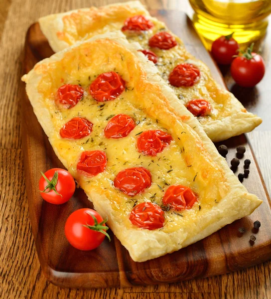 Tart with cheese and cherry tomatoes — Stock Photo, Image