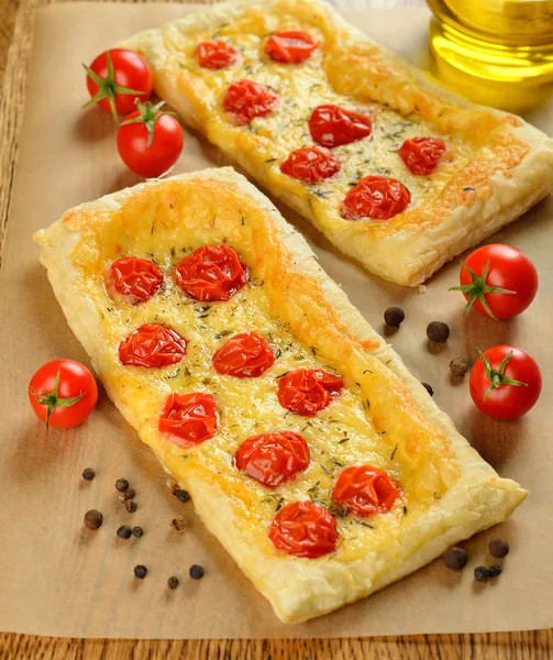 Tart com queijo e tomate cereja — Fotografia de Stock