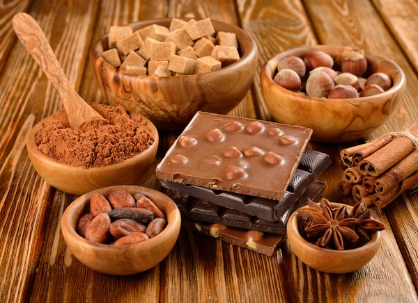 Coklat, kacang dan rempah-rempah — Stok Foto