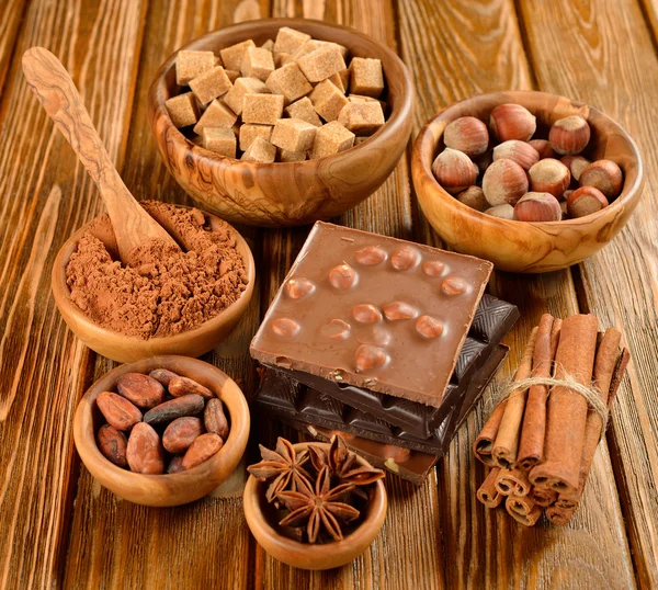 Σοκολάτα, ξηροί καρποί και μπαχαρικά — Φωτογραφία Αρχείου