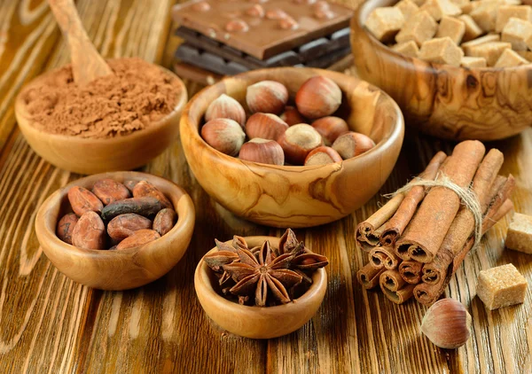 Орехи, специи и какао — стоковое фото