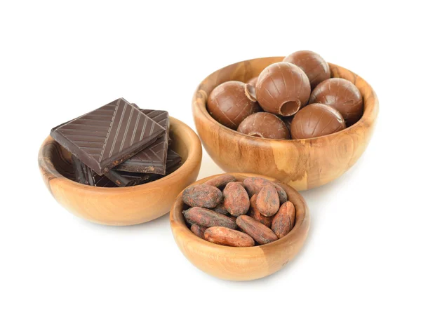 Čokolády a kakaové boby v dřevěné misce — Stock fotografie