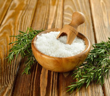 bir ahşap kase ve biberiye tuz