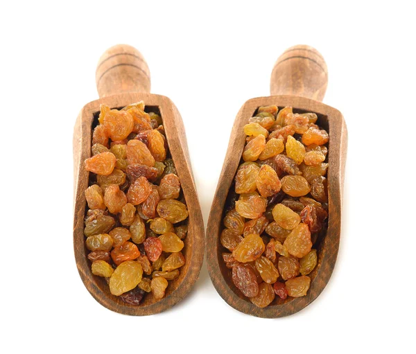 Raisins dans une cuillère en bois — Photo