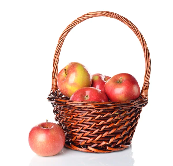 Äpfel in einem braunen Korb — Stockfoto