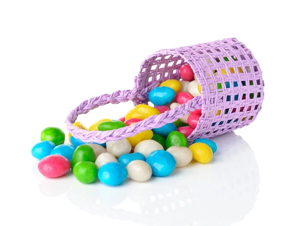 Caramelle colorate in un cestino viola — Foto Stock