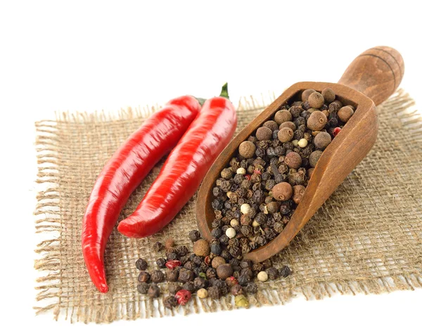 Red and black pepper on a napkin — Stock Photo, Image