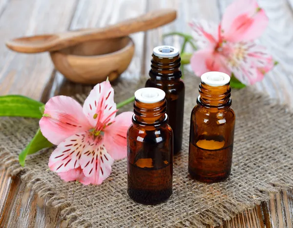 Essential oil and flowers — Stock Photo, Image