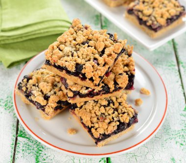 Siyah frenk üzümü ile pasta