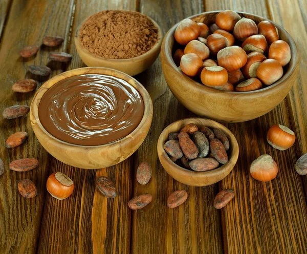 巧克力、 可可豆和榛子 — 图库照片