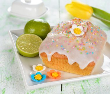 sır ile dekore edilmiş kireç cupcake