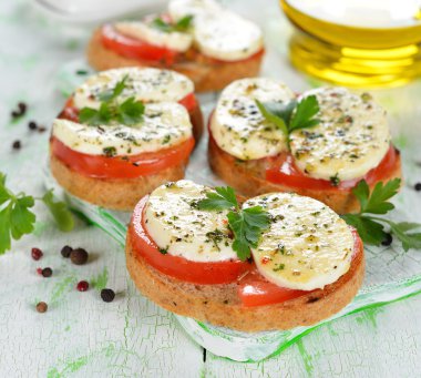 Bruschetta domates ve mozzarella ile