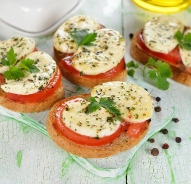 Bruschetta domates ve mozzarella ile