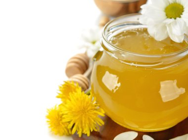 Beyaz arka planda bal ve çiçekler