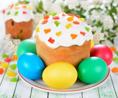 yumurta beyaz bir tablo ve Paskalya kek