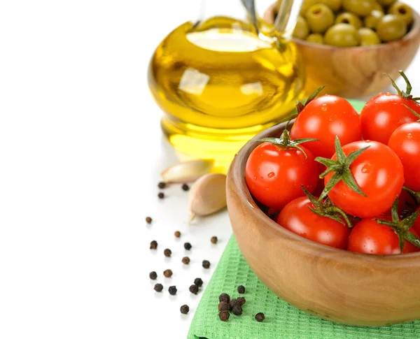 Verse tomaten en kruiden op een witte achtergrond — Stockfoto